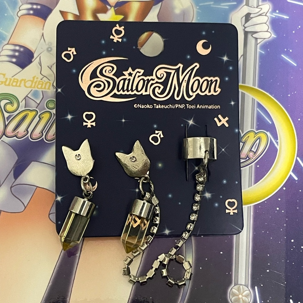 Hot Topic Silver and Gold Sailor Moon Earrings